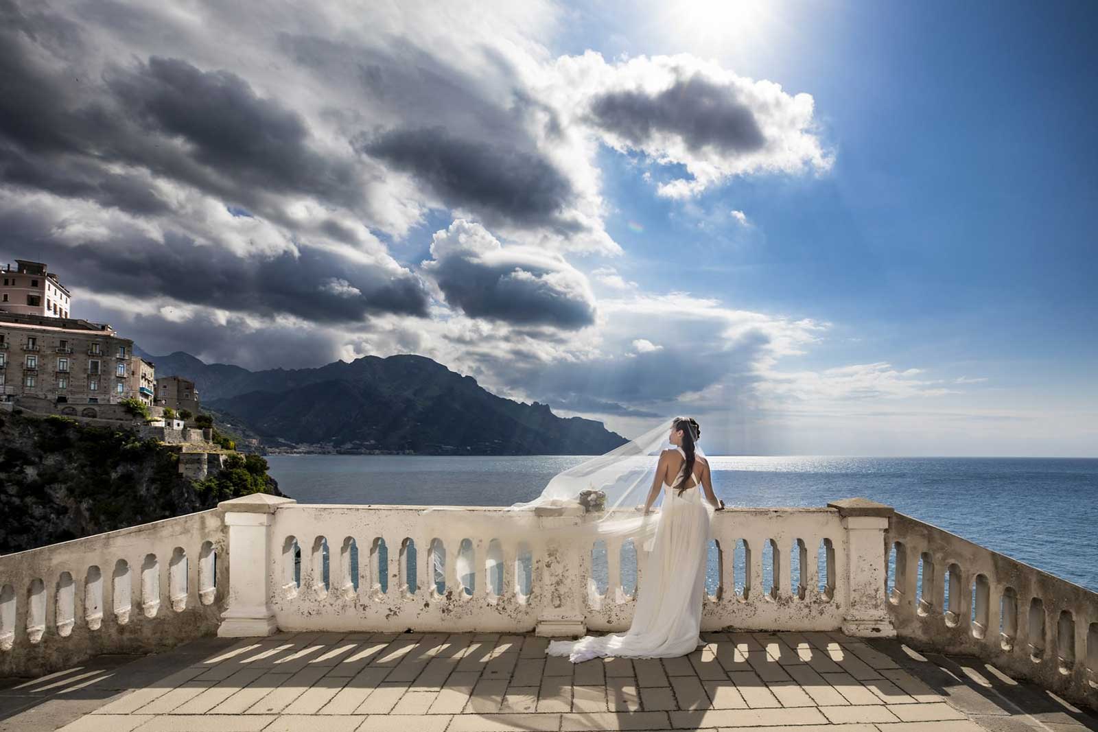 Sposa sul balcone sul mare